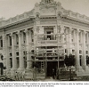 Fase final de construção do Banco Pelotense em 1930, localizado na esquina das Ruas Mal. Floriano e Júlio de Castilhos, onde posteriormente funcionou o Banrisul e atualmente a Casa das Artes Regina Simonis. (prédio tombado)