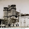 Construção da Catedral São João Batista, com andaimes na fase de construção das torres de 82 metros de altura.