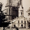 Construção da Catedral São João Batista. Em Primeiro plano vê-se a igreja antiga que depois seria demolida para dar lugar aos jardins da Catedral.
