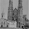 Foto onde se vê a Catedral São João Batista já concluída e na sua frente a antiga Igreja Matriz ainda não demolida.