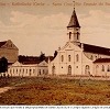 Cartão Postal do início do século que mostra a antiga Igreja Matriz de Santa Cruz do Sul e o Colégio Sagrado Coração de Jesus (Irmãs Franciscanas).