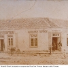 Farmácia e Varejo do Sr. Abrahão Tatsch, localizada na esquina das Ruas Sen. Pinheiro Machado e Mal. Floriano.